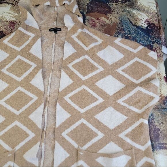 Lane Bryant Tan and White Geometric Poncho - Picture 3 of 16